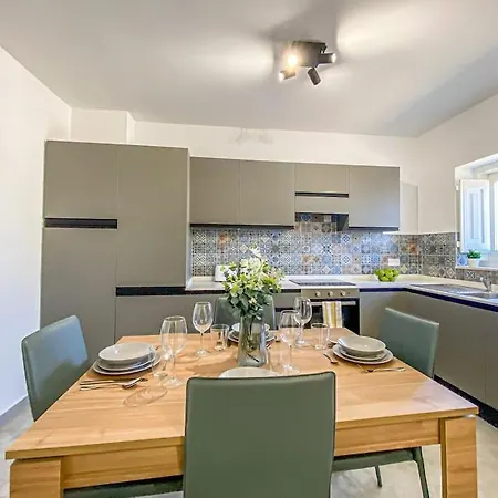 Designer Duplex Penthouse In Apartman *