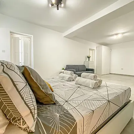 Апартаменты Designer Duplex Penthouse In Флориана