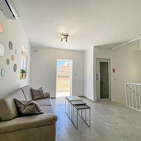 Designer Duplex Penthouse In Флориана