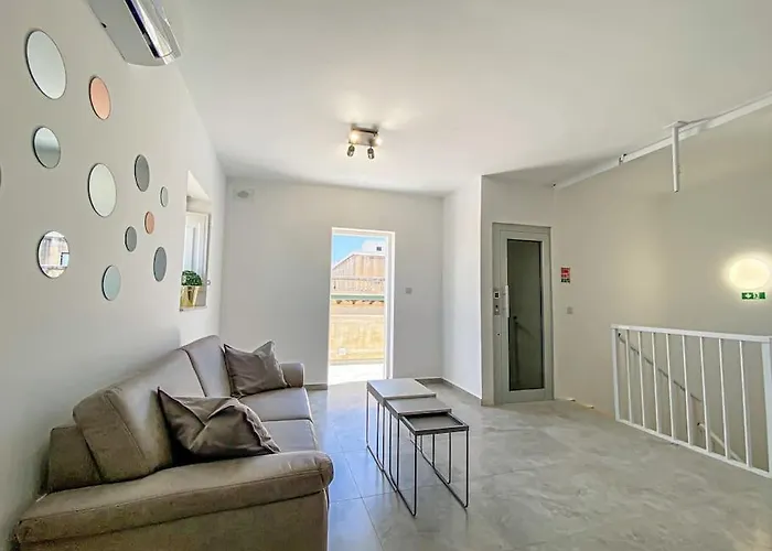 Designer Duplex Penthouse In フロリアーナ